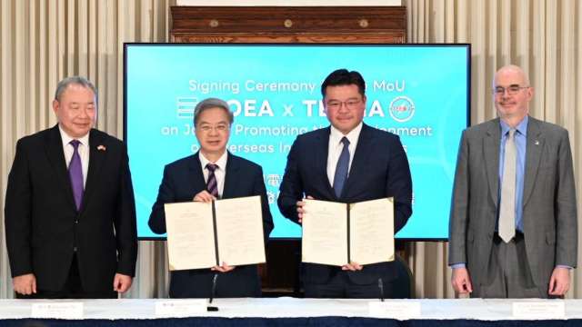 經濟部長龔明鑫(左2)與電電公會副理事長許介立(右2)，在駐美國代表處俞大㵢大使（左1)及AIT處長谷立言(右1)共同見證下，簽署「共同推動海外產業聚落發展合作備忘錄」（圖：經濟部提供）