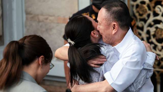泰國前總理戴克辛獲假釋出獄與女兒貝東丹緊緊相擁。(圖：REUTERS/TPG)