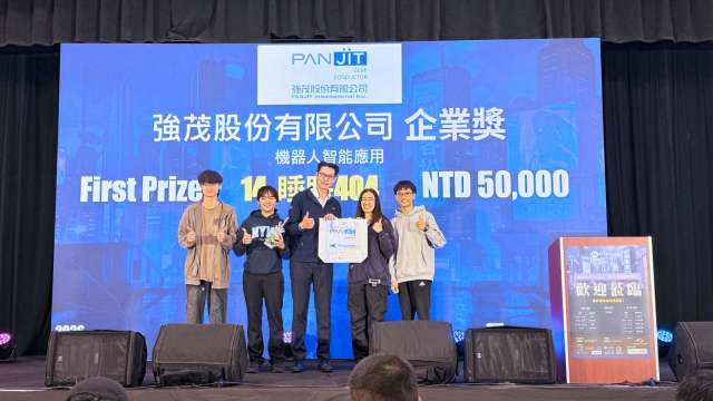 強茂營運長陳佐銘與 MakeNTU 2026 強茂企業獎第一名團隊合影。(圖：強茂提供)