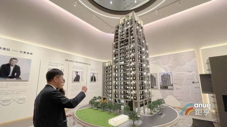 睿泰曜建案預覽模型。(鉅亨網記者張欽發攝)