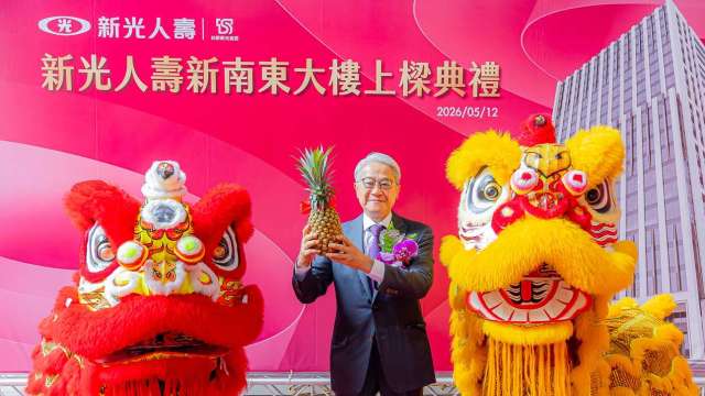 台新新光金控董事長吳東亮手持鳳梨，祝福新南東大樓工程順利，也期盼這棟大樓繼續陪伴公司邁向下一個里程碑，持續為社會創造更大價值。(圖/新光人壽提供)