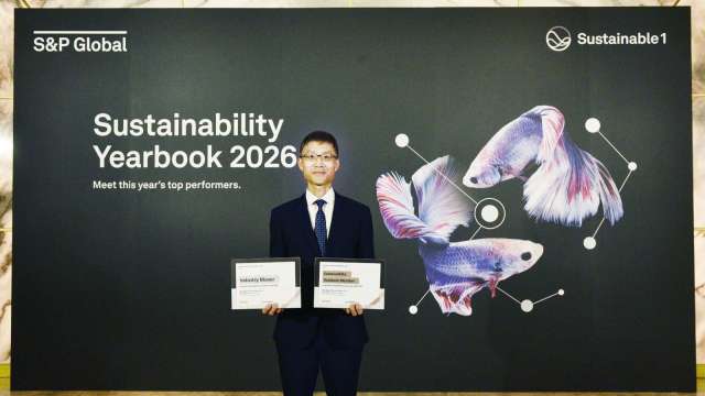華南金控入選2026年標普全球永續年鑑並獲得「Industry Mover」殊榮,由副總經理陳伯壎代表受獎。(圖:華南金提供)