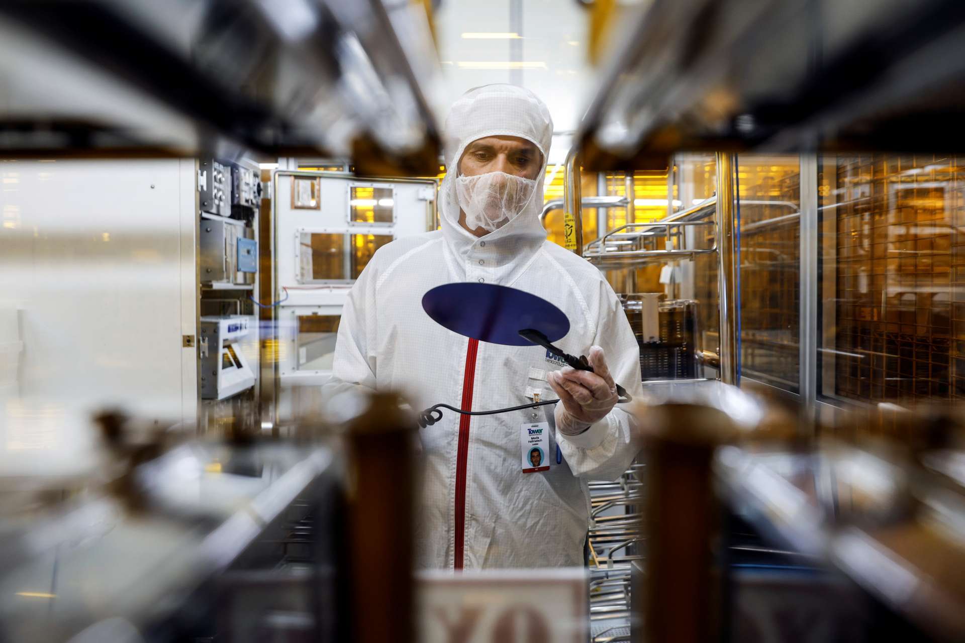 Tower Semiconductor 員工於以色列北部廠區展示半導體晶圓。隨著AI資料中心高速傳輸需求升溫，Tower近期宣布已簽下總額13億美元的矽光子相關訂單。Reuters/TPG