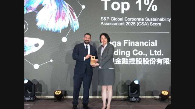 兆豐金控永續績優表現獲邀出席標普全球《2026年永續年鑑》表彰典禮,由副總經理丁涵茵(右)代表出席。(圖:兆豐金提供)