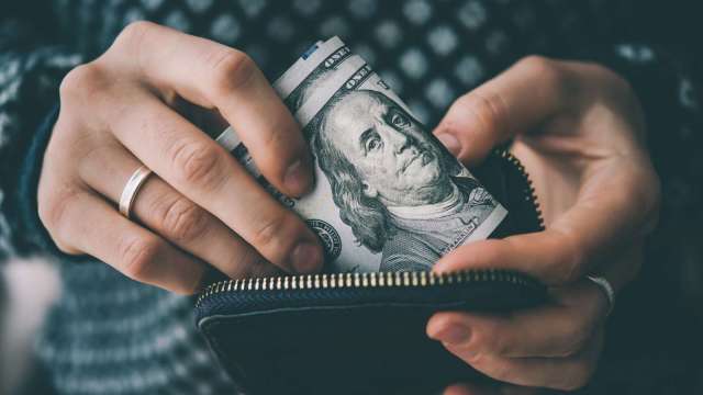 美股大跌台積電還可以買嗎? 記憶體、鴻海、廣達呢?  (圖:shutterstock)