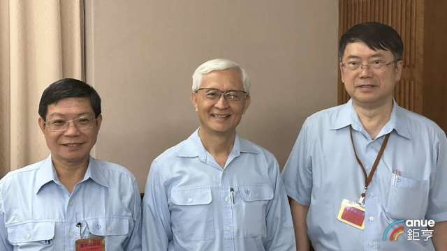 左起為中鋼總經理陳守道、董事長黃建智、執行副總劉宏義。(鉅亨網記者彭昱文攝)