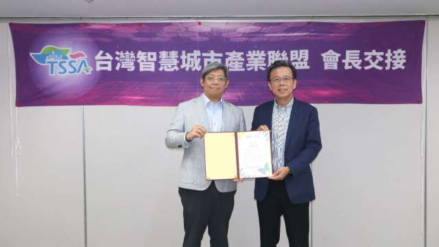 台灣智慧城市產業聯盟TSSA會長交接儀式,由第十一任會長胡書賓(右)交棒給第十二任會長林建涵(左)。(圖:中保科提供)