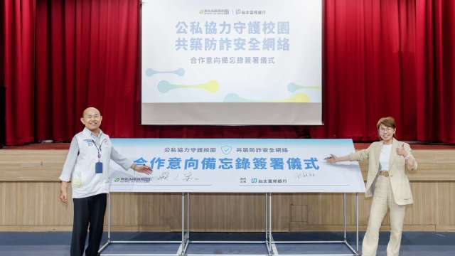 今日「防詐合作備忘錄」由台北富邦銀行法遵長謝穎和(右)與新北市教育局副局長歐人豪(左)共同簽署，將陸續於新北市國中及高中職辦理40場識詐宣導。(圖：北富銀提供)