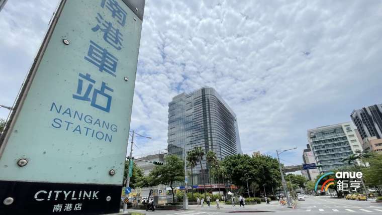 今天揭幕的統一南港康是美與星巴克「愿秀門市」位於三鐵共構南港站出口。(鉅亨網記者張欽發攝)