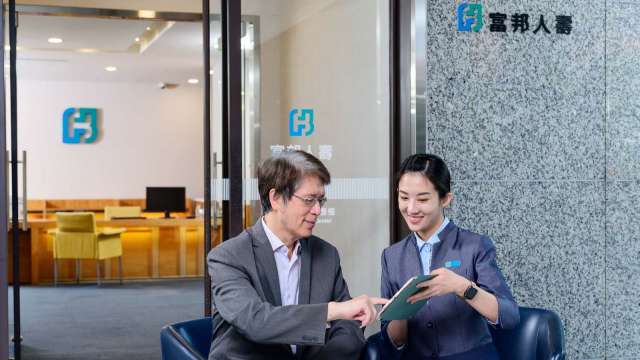 富邦人壽「行動投保一鍵簽」驗證身分與確認文件後,以OTP即可完成文件簽署;也導入AI打造「核保智能助理」與「理賠智能助理」與同仁協作,加速作業效率。(圖/富邦金控)
