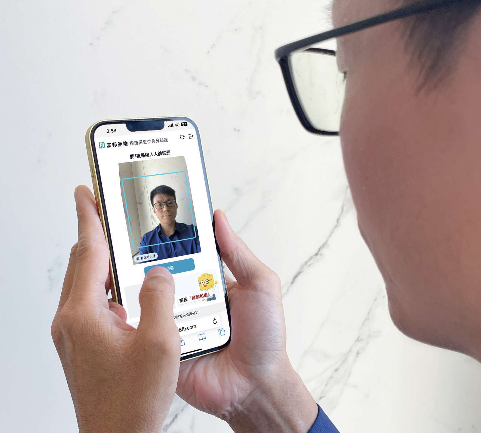 富邦產險推出業界首創「FacePass 極速保」刷臉投保服務，輕鬆完成身分驗證與簽署要保文件，實現隨時隨地快速投保的全新體驗。(圖/富邦金控)