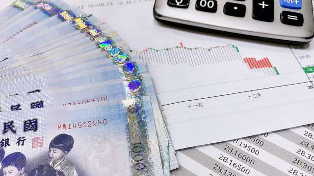 〈台幣〉台股創高後翻黑 股匯脫鉤連5升收31.451元。(圖:shutterstock)