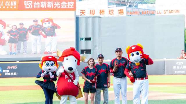 台新新光金控贊助職棒味全龍，董事長吳東亮（右三）現身天母球場主題活動力挺，並邀請英國在台辦事處代表包瓊郁（左三）擔任開球嘉賓。(圖/台新新光金)