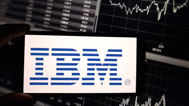 川普成IBM股價突然狂飆幕後推手？「舊吹票影片」擴散。(圖：Shutterstock)