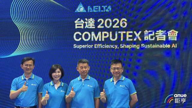 左起為台達電資通訊基礎設施事業群總經理黃彥文、董事長兼執行長鄭平、品牌長郭珊珊、電源及系統事業群總經理陳盈源。(鉅亨網記者彭昱文攝)