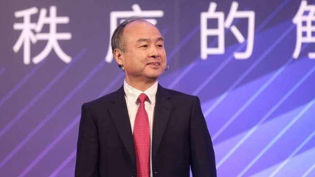 孫正義3天丟亞洲首富寶座 高槓桿AI豪賭遭市場嚴酷檢驗。(圖:shutterstock)