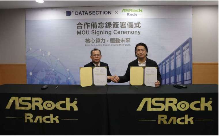 圖說：Datasection代表董事、總裁兼執行長石原紀彥(右)與永擎電子董事長許隆倫(左)簽訂合作備忘錄，Datasection將向永擎電子採購587台配備輝達(NVIDIA) B200的GPU伺服器。(Datasection提供)