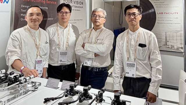 左一爲亞弘電總經理許瑞峯及業務及研發成員。(圖：亞弘電提供)