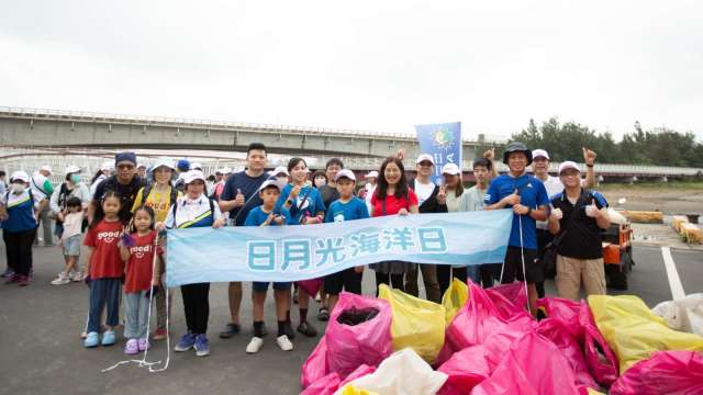 日月光中壢廠攜手社區 號召300人守護海洋環境。(圖：日月光提供)