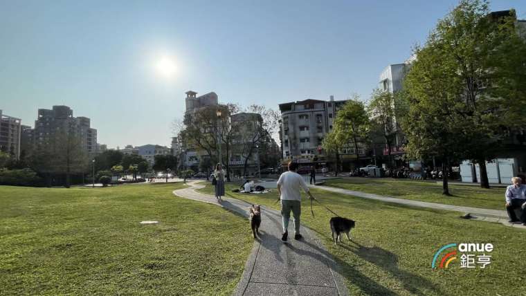 新北市家犬與家貓估達59.7萬隻，遠高於約43.5萬的幼年人口數，差距高達16.2萬。(鉅亨網記者張欽發攝)