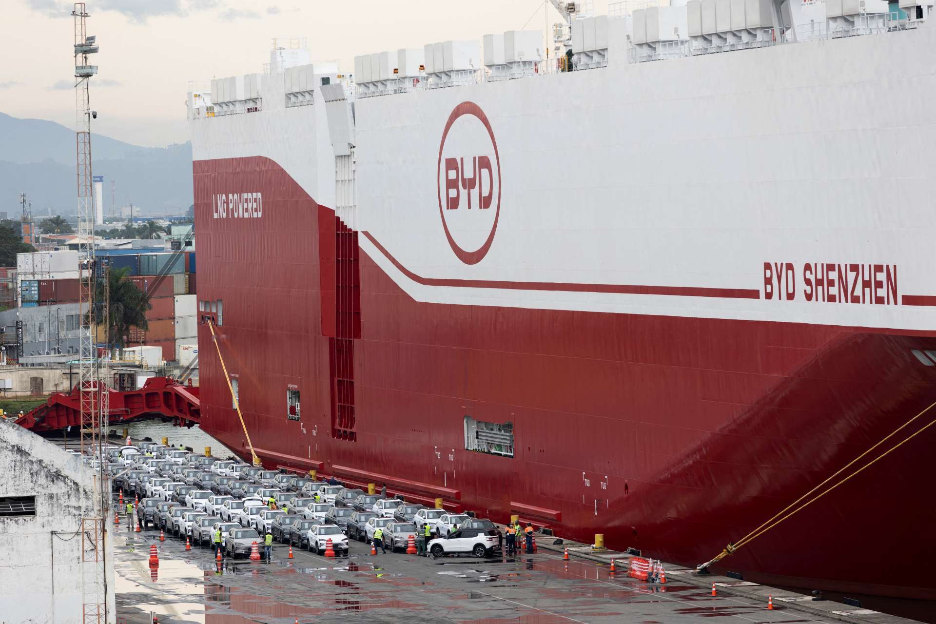 一艘比亞迪BYD運輸船在巴西聖卡塔琳娜州伊塔雅伊港(Itajaí Port)卸載新能源車。隨著中國車廠加速布局巴西市場,當地汽車產業正面臨供應鏈重組與競爭格局變化。(Reuters/TPG)