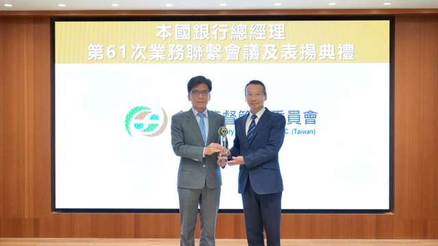 台中銀獲頒中小企業放款方案績優銀行之殊榮,由金融監督管理委員會主委彭金隆(左)頒獎,台中銀行副總經理鄭榮國(右)代表受獎。(圖/台中銀行)