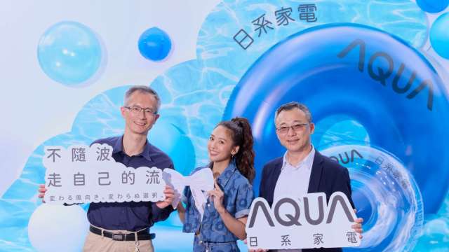 圖左起為日智家電總經理許凱榮、風格生活家 GEmma 吳映潔、日智家電董事長顧振豪，邀請大家端午連假一起到華山來吹AQUA的風。