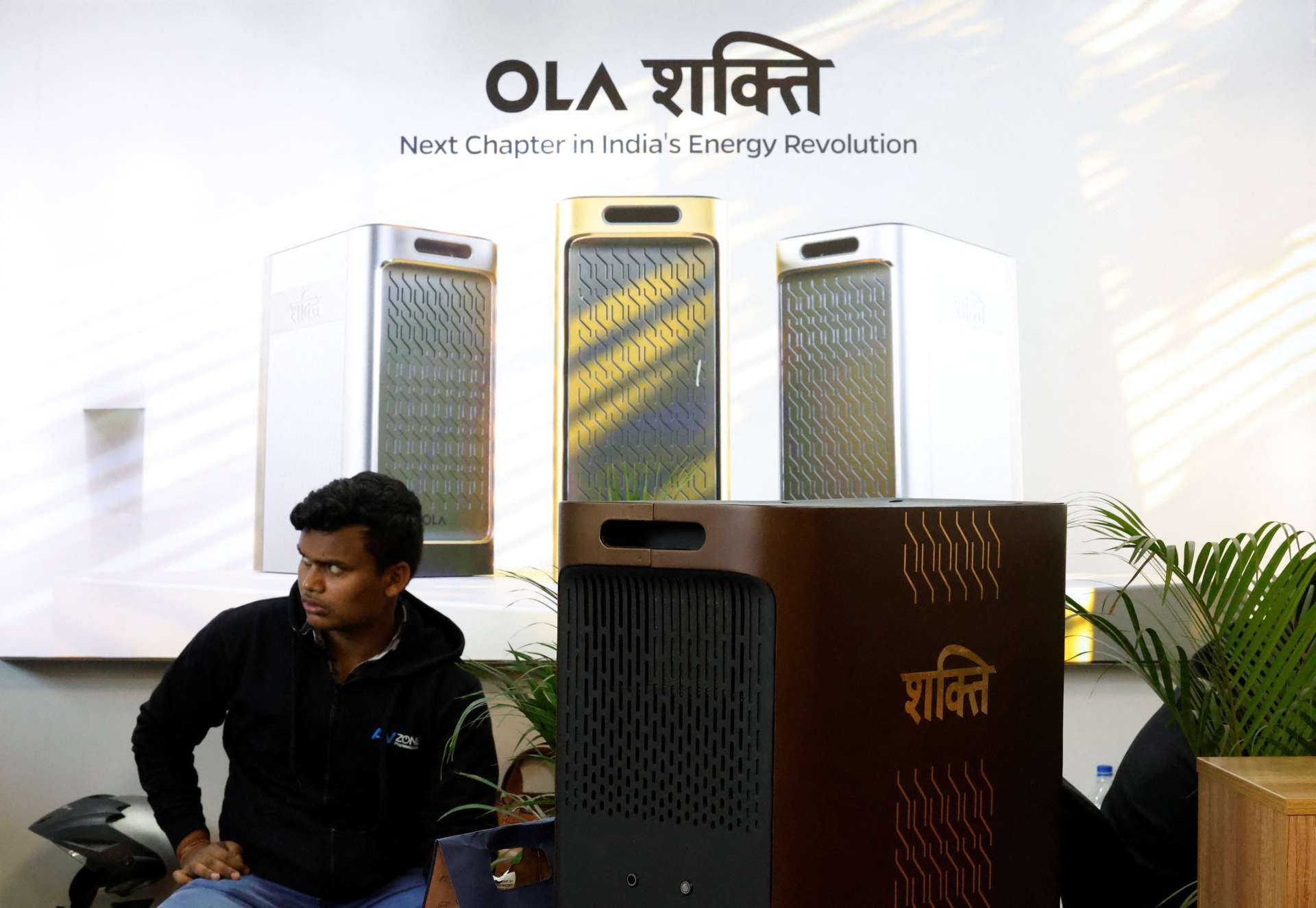 印度電動車業者Ola於班加羅爾展示中心展示其Ola Shakti電池儲能系統(Battery Energy Storage System, BESS)產品。Reuters/TPG