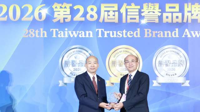 臺灣銀行榮獲第28屆信譽品牌銀行類金獎暨安養信託類金獎,該行副總經理戴士原代表領獎。(圖:臺銀提供)