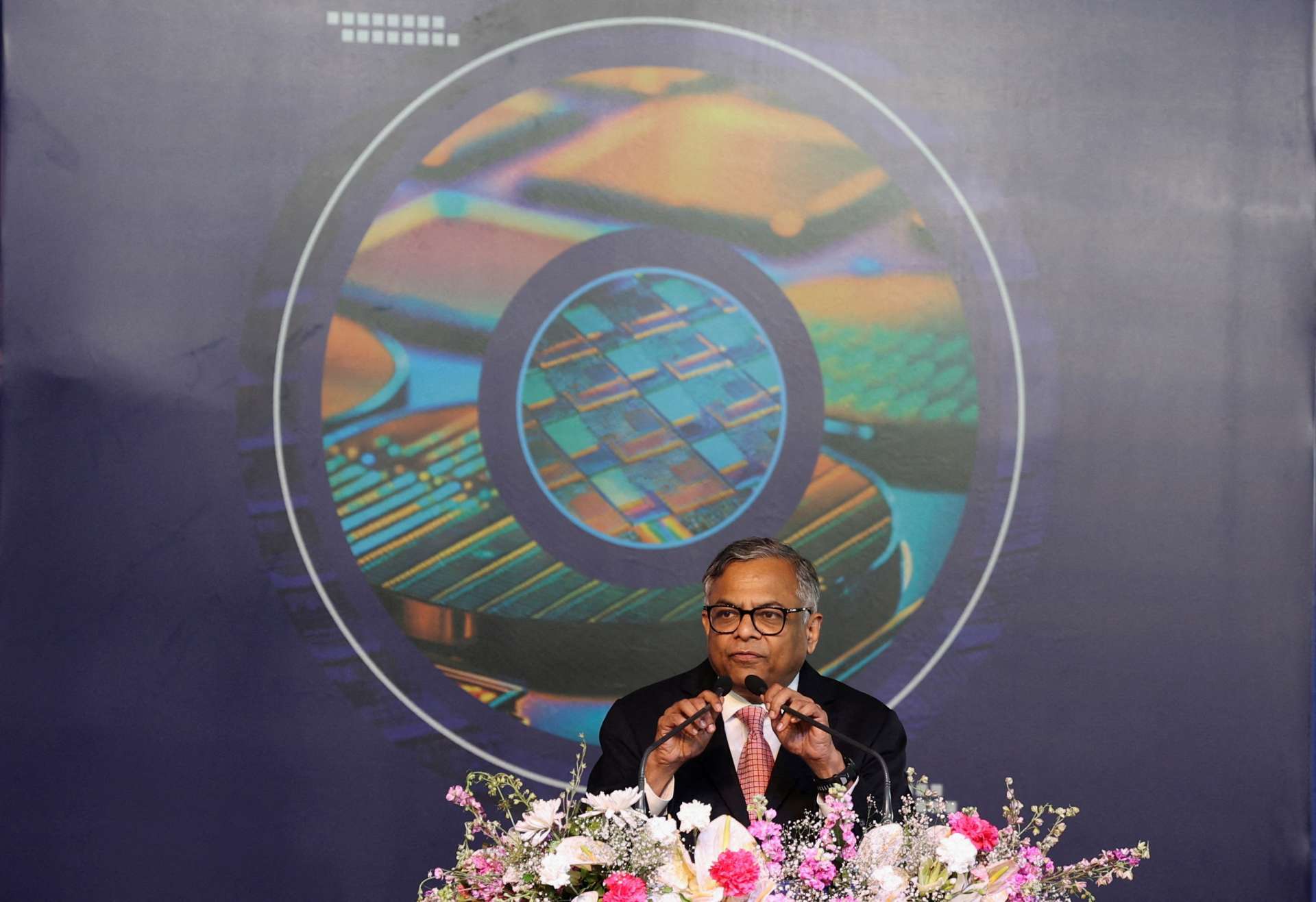 2024年3月13日，塔塔集團（Tata Sons）董事長 N. Chandrasekaran 於印度首座AI賦能半導體晶圓廠（Semiconductor Fab）製造設施動土典禮上發表談話。該廠位於印度Gujarat多雷拉（Dholera）。Reuters/TPG