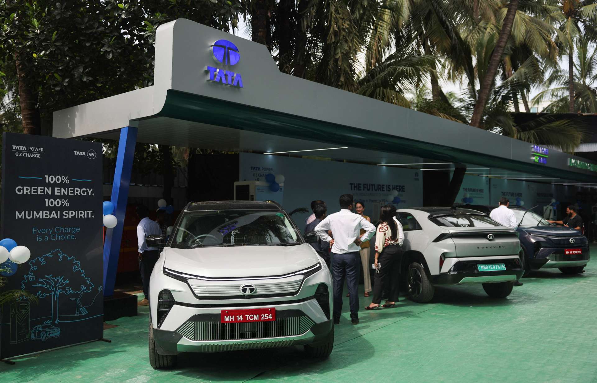 Tata電動車於印度孟買充電站充電。儘管印度持續限制中國車廠直接投資，但包括奇瑞等中國車廠的電動車平台與供應鏈技術，正透過授權合作模式加速進入印度市場。Reuters/TPG