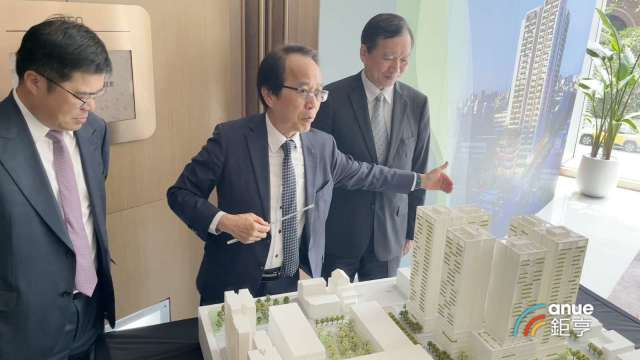 高雄市副市長林欽榮(中)指出,高雄環狀輕軌C34站土地開發案投資規模達102億元。(鉅亨網記者張欽發攝)