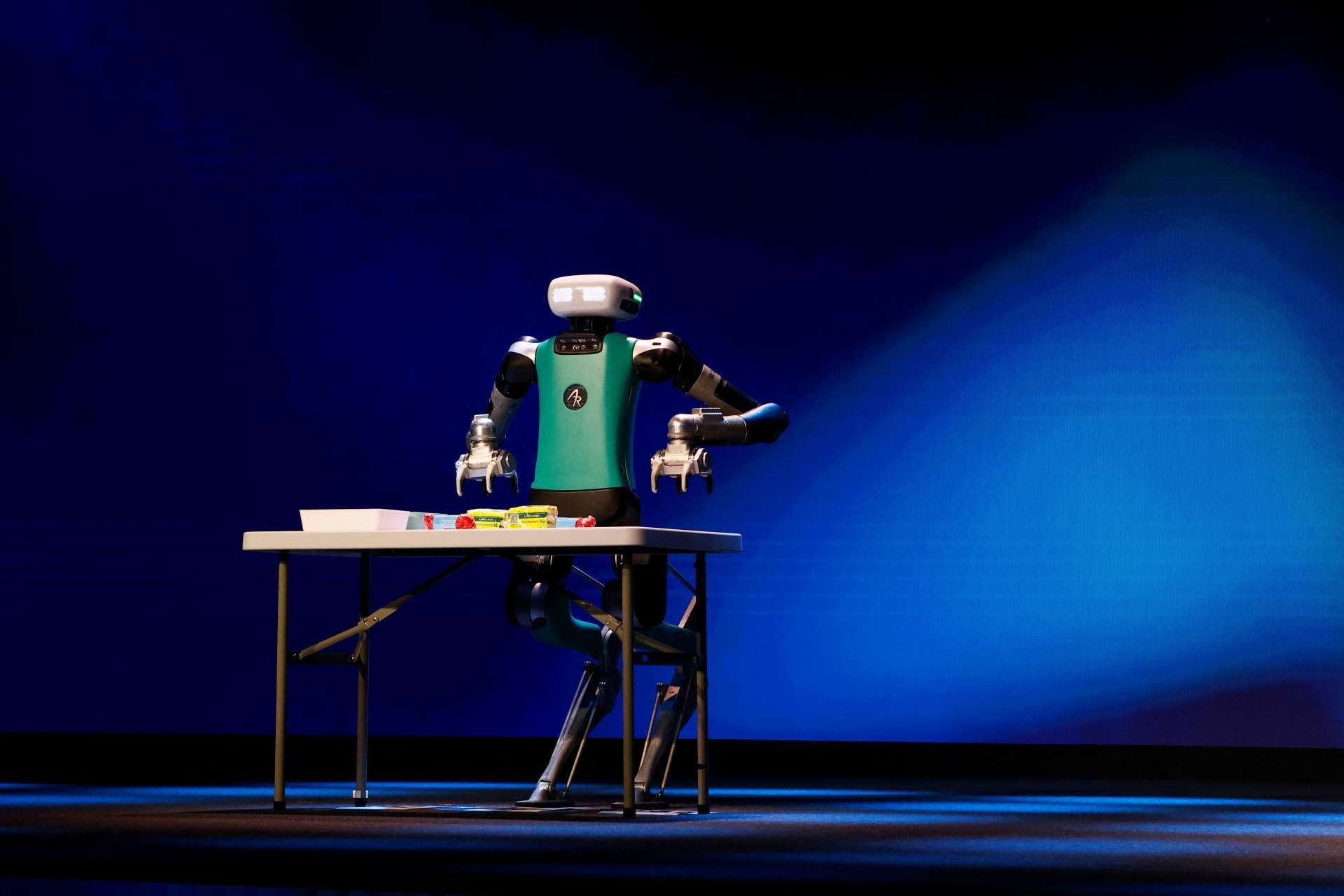 由Agility Robotics開發、搭載Google Gemini 2人工智慧模型的人形機器人,在2025年3月4日西班牙巴塞隆納舉行的世界行動通訊大會(MWC)期間,依照Agility Robotics執行長Peggy Johnson的語音指令完成任務展示。Reuters/TPG