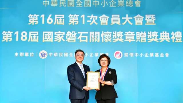 深耕中小企展永續經營典範 合庫銀總座王淑芳榮獲國家磐石關懷獎章。(圖:合庫提供)