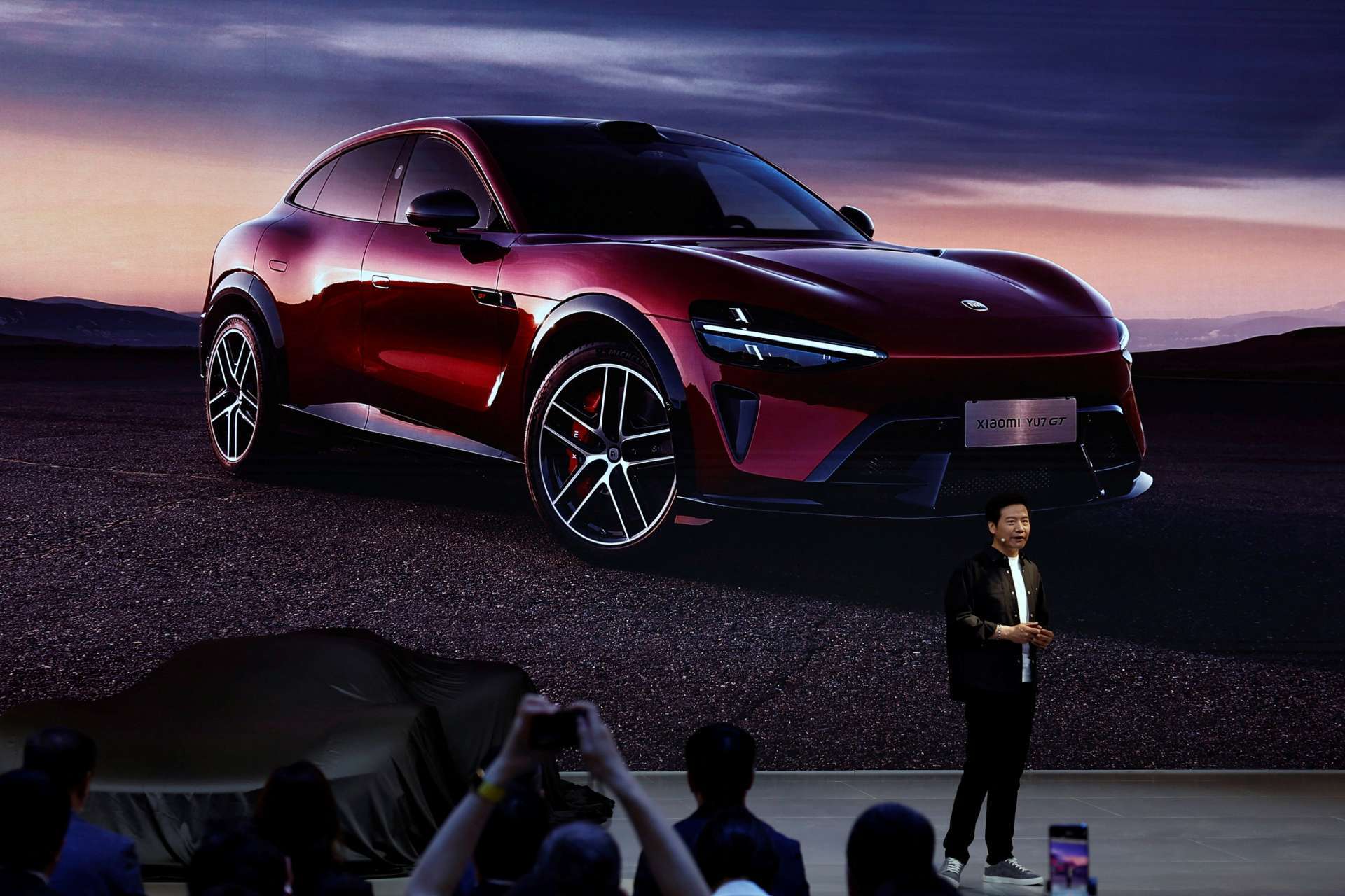 小米創辦人兼執行長雷軍(Lei Jun)於2026年北京國際汽車展介紹Xiaomi YU7 GT。小米近期宣布,該車款完成紐柏林北環賽道全程無人駕駛測試並取得官方認證,展現公司在AI與自動駕駛技術上的最新進展。Reuters/TPG