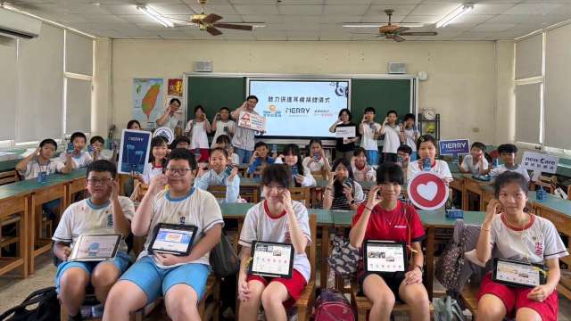 美律攜手富聆助聽器捐贈5000副聽力保護耳機 助屏東學子打造安全數位學習環境。(圖：美律提供)