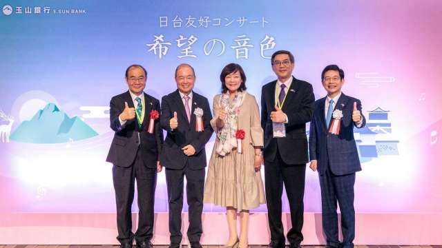 台北駐福岡經濟文化辦事處處長陳銘俊（左起）、玉山金控創辦人黃永仁、前首相夫人安倍昭惠、駐日台北經濟文化代表處副代表周學佑及玉山金控董事長黃男州合影。（圖/玉山金控提供）