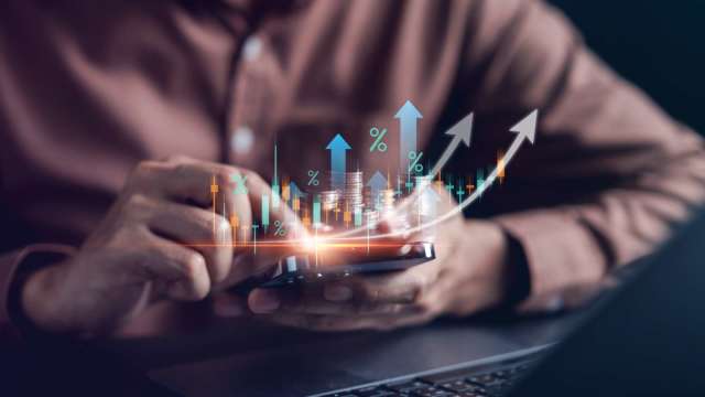 電子權值股反彈 漲428點但收復月線失利 差一點點站回4萬5。(圖：shutterstock)