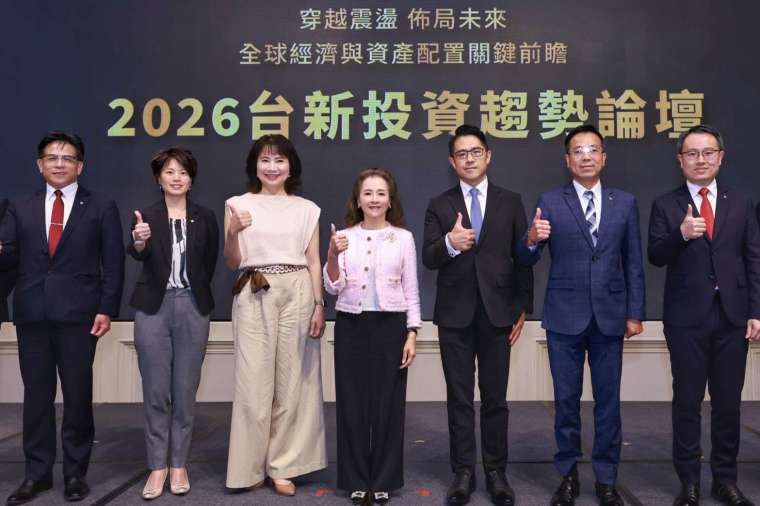 台新银行举办投资趋势论坛，向财富管理贵宾分享市场机会与投资展望。照片左起为台新银行资深协理曾仁衍、台新银行副总经理辛孝敏、财经节目主持人陈凤馨、台新银行总经理林淑真、元富投顾董事长江浩农、台新投信总经理叶柱均、台新银行资深协理简廷儒。(图/台新银行)