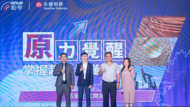 照片左起: 街口投信基金經理人/張恩魁、永豐期貨顧問部分析師 / 劉佳倫、權證小哥、主持人葉芷娟