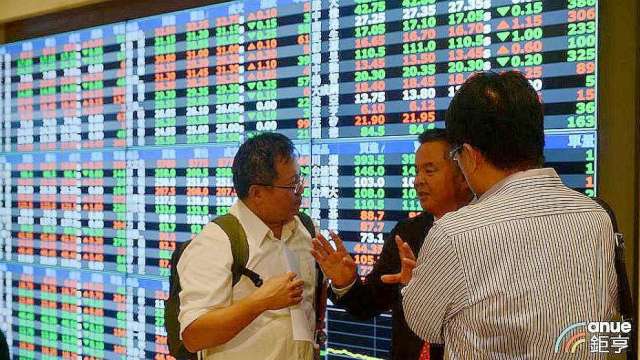 〈台股開盤〉下半年開門紅 台股打翻身仗再飆千點 台積電逼近2500元。(鉅亨網記者張欽發攝)