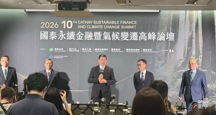 國泰金控總經理李長庚今天率領各子公司總經理，正式向社會大眾及投資人鞠躬致歉。