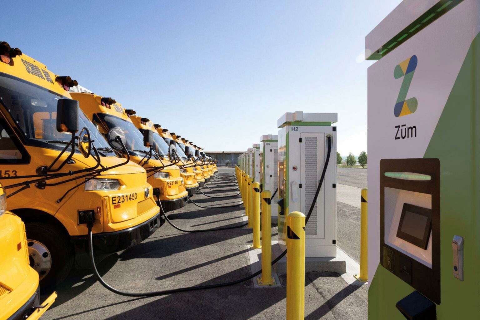 美國加州奧克蘭聯合學區(Oakland Unified School District)的Vehicle-to-Grid(V2G,車輛到電網)電動校車停放於雙向充電站,可在尖峰用電時段將電力回送電網,協助提升電網韌性。Reuters/TPG