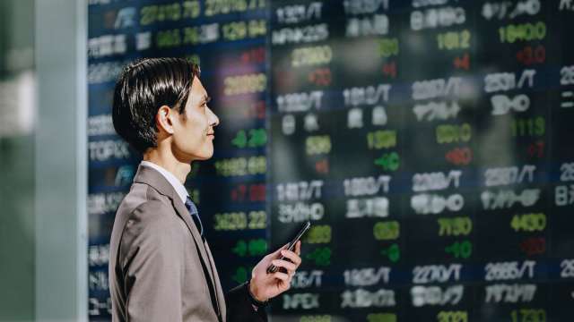 科技股漲多賣壓湧現!外資狂提款亞洲「雙雄」慘遭流出逾172億美元。(圖:shutterstock)