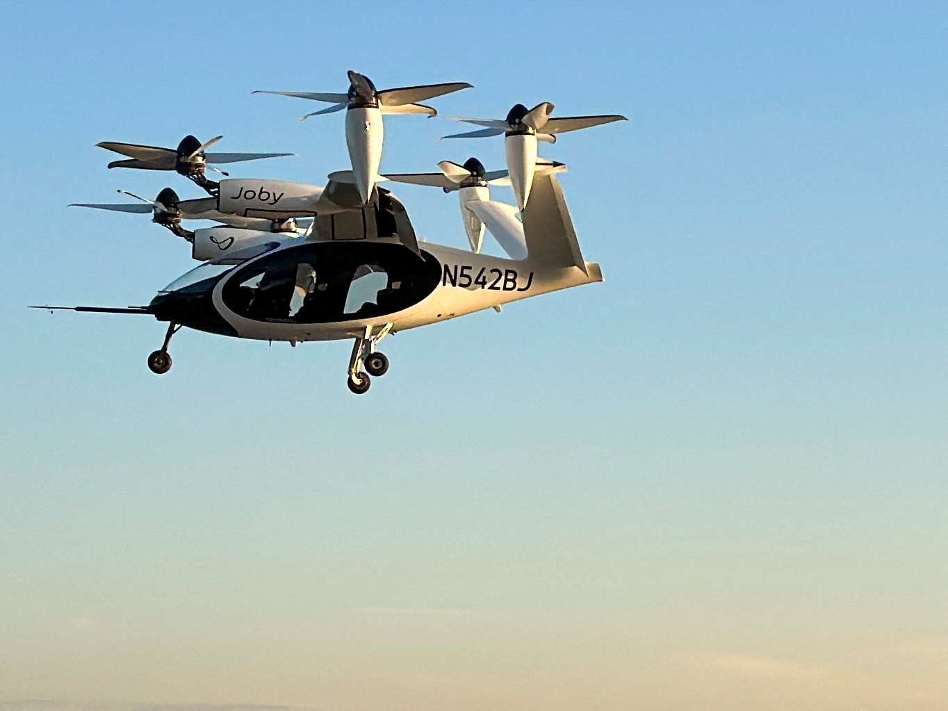 Joby Aviation的電動垂直起降飛行器(eVTOL)於2023年11月12日在美國紐約曼哈頓下城直升機場附近進行飛行展示。Reuters/TPG