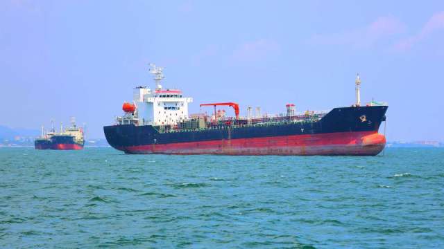 美國撤銷伊朗石油制裁豁免，因應荷姆茲海峽商船遇襲(圖：Shutterstock)