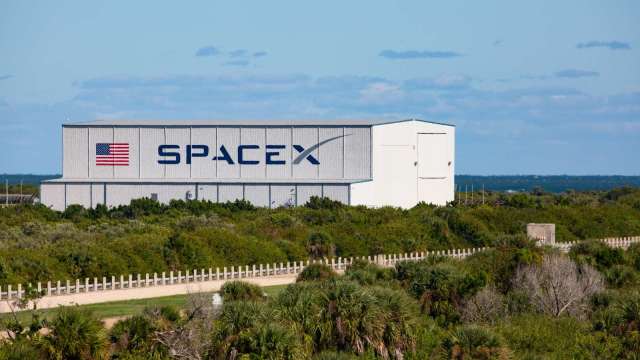 SpaceX申請部署10萬顆衛星，建立AI時代空基通訊底座。（圖：Shutterstock）