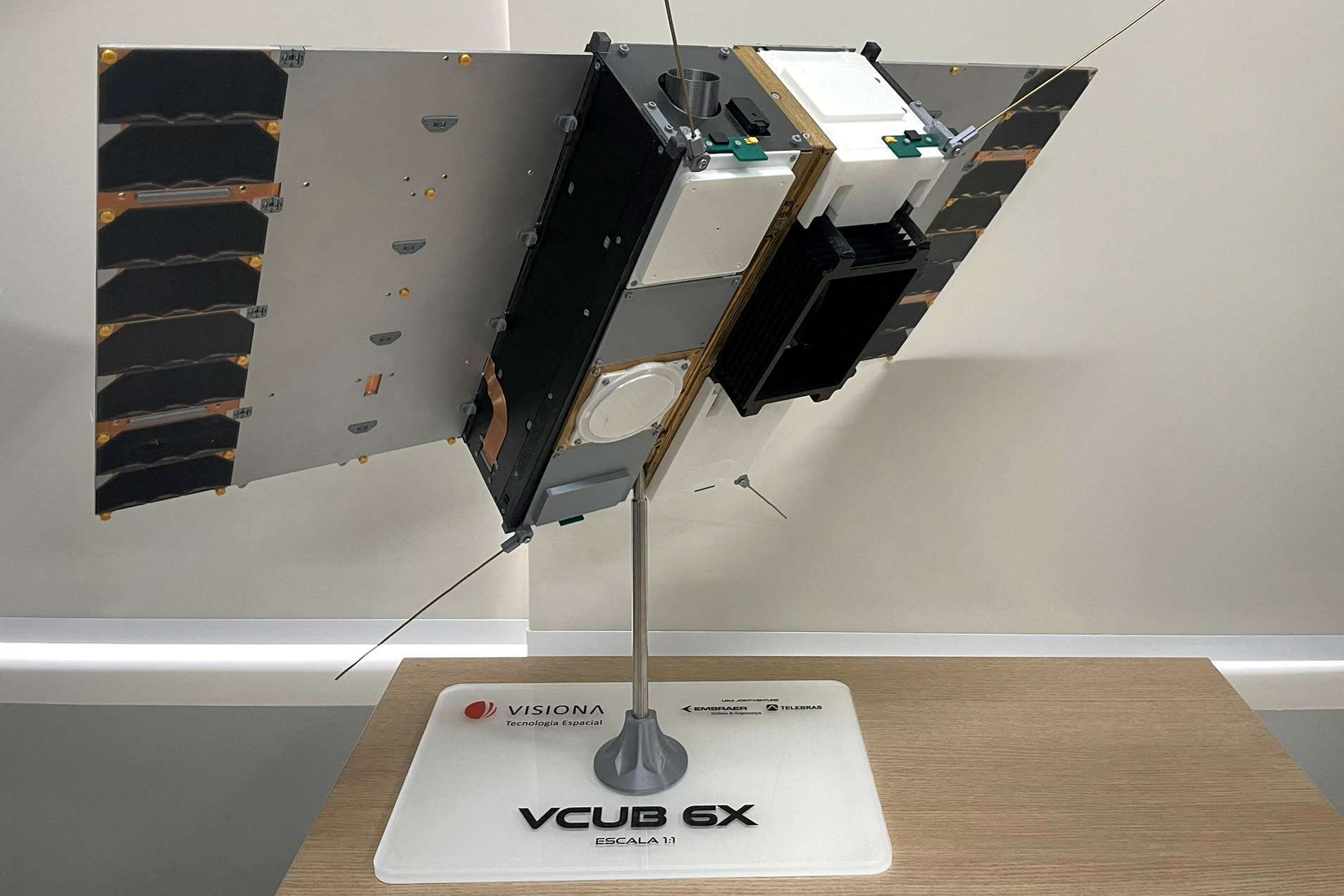 巴西衛星製造商Visiona Space Technology的衛星模型於2024年10月16日在巴西聖若澤杜斯坎普斯(São José dos Campos)總部展示。隨著巴西率先建立衛星直連手機(D2D)監管框架,可望加速低軌衛星通訊服務發展。Reuters/TPG