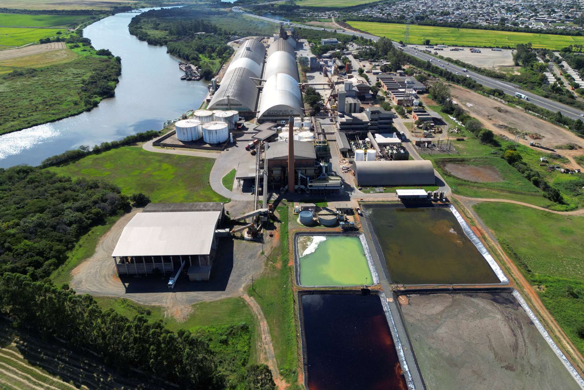 巴西生質柴油與植物油生產商Bianchini位於南大河州卡諾阿斯（Canoas）的生產設施。隨著巴西政府研議是否維持生質柴油進口開放，以支應B15強制摻混政策，國內生質柴油供應與市場競爭成為關注焦點。Reuters/TPG