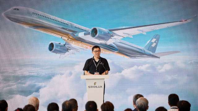 星宇董事長張國煒發表空山銀飛機。(圖:星宇提供)